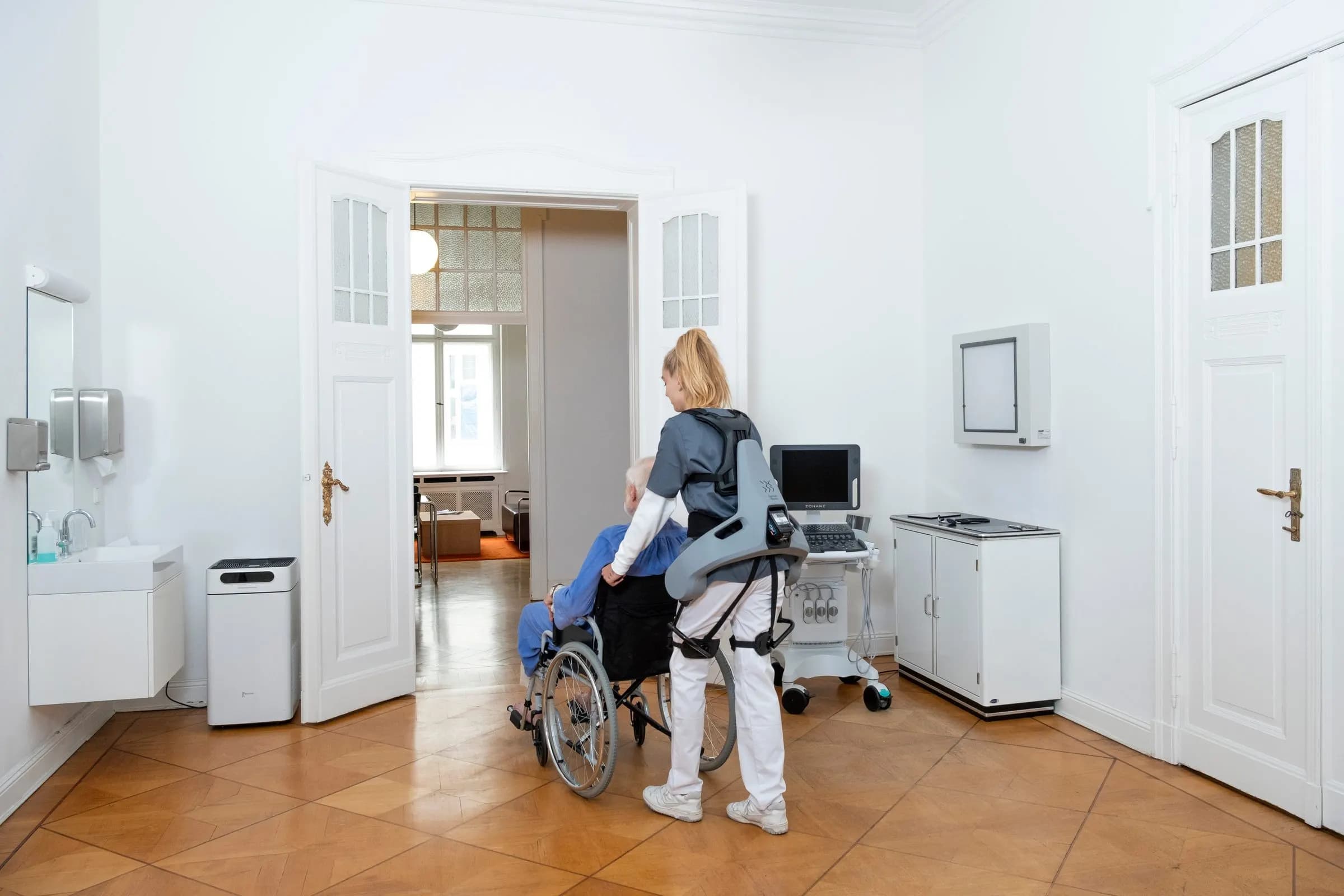 Pflege-Einsatz mit Exia-Exoskelett